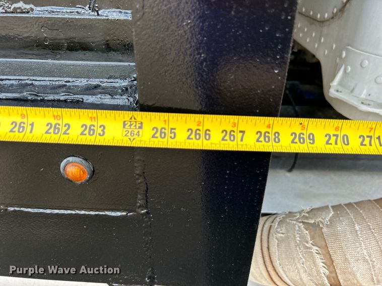 image for item EG1333 2009 Peterbilt  365 flatbed truck