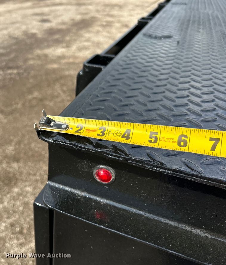 image for item EG1333 2009 Peterbilt  365 flatbed truck