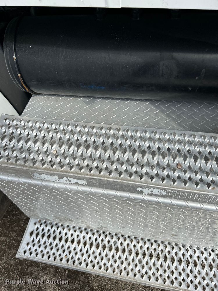 image for item EG1333 2009 Peterbilt  365 flatbed truck