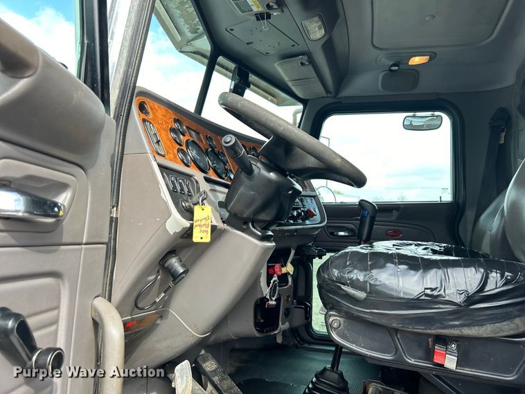 image for item EG1333 2009 Peterbilt  365 flatbed truck