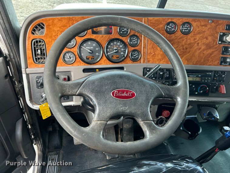 image for item EG1333 2009 Peterbilt  365 flatbed truck