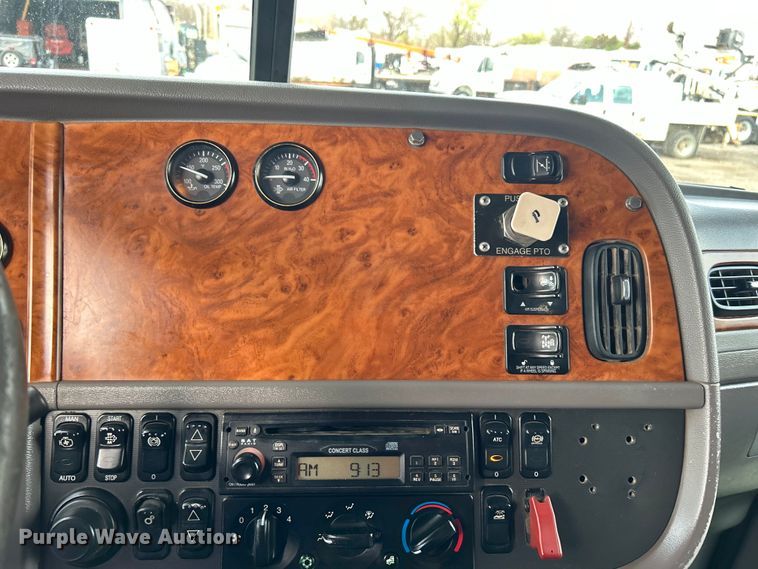 image for item EG1333 2009 Peterbilt  365 flatbed truck