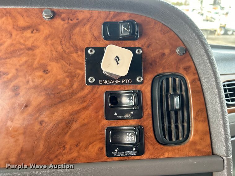 image for item EG1333 2009 Peterbilt  365 flatbed truck