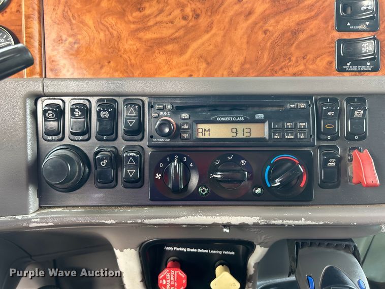 image for item EG1333 2009 Peterbilt  365 flatbed truck