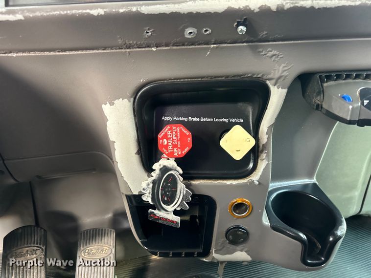 image for item EG1333 2009 Peterbilt  365 flatbed truck