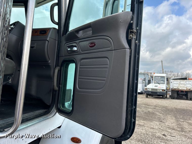 image for item EG1333 2009 Peterbilt  365 flatbed truck