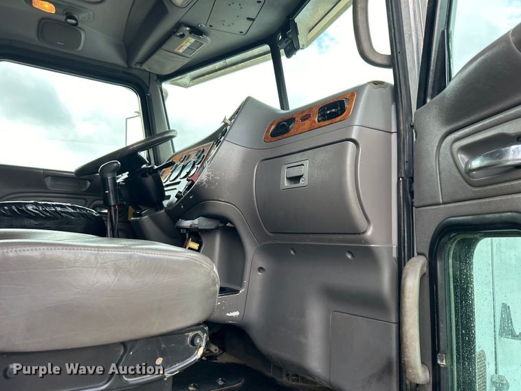 image for item EG1333 2009 Peterbilt  365 flatbed truck