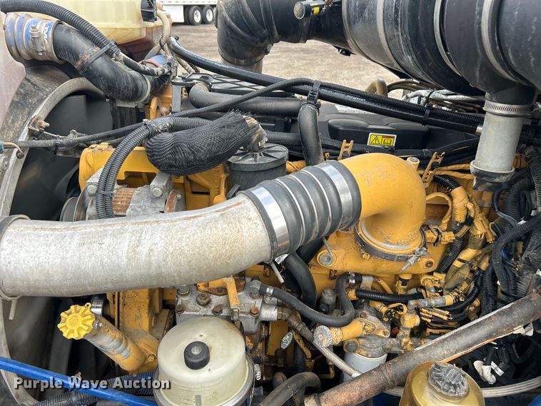 image for item EG1333 2009 Peterbilt  365 flatbed truck