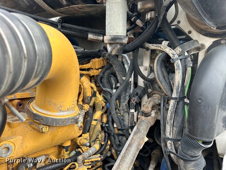 image for item EG1333 2009 Peterbilt  365 flatbed truck