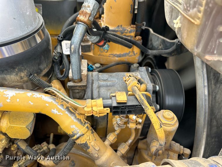 image for item EG1333 2009 Peterbilt  365 flatbed truck