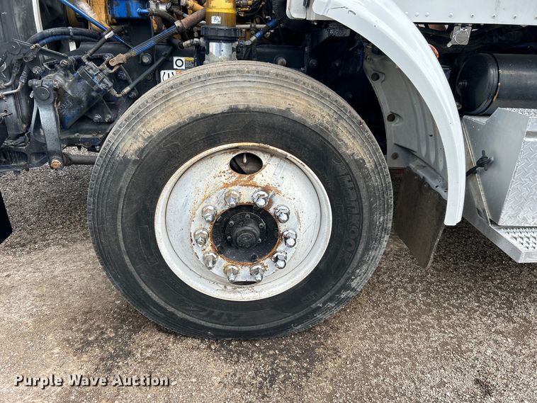 image for item EG1333 2009 Peterbilt  365 flatbed truck