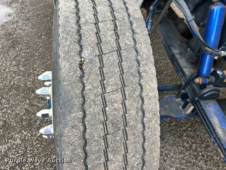 image for item EG1333 2009 Peterbilt  365 flatbed truck