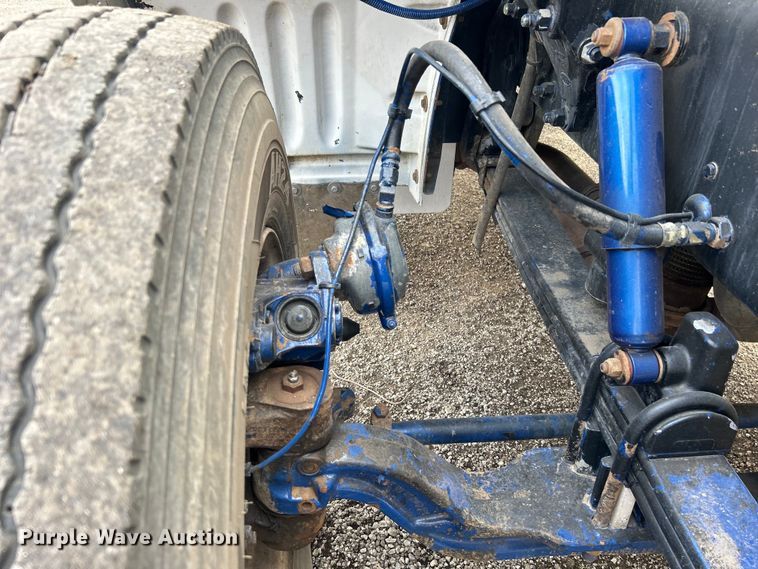 image for item EG1333 2009 Peterbilt  365 flatbed truck