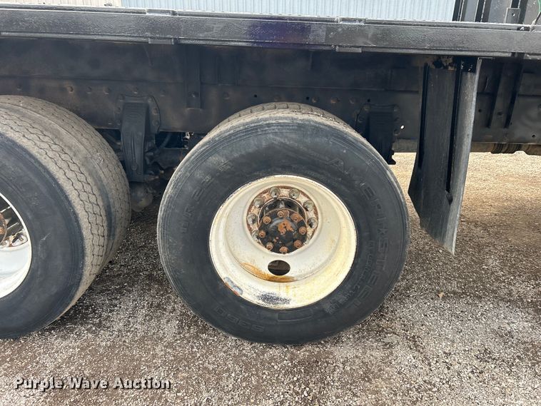 image for item EG1333 2009 Peterbilt  365 flatbed truck