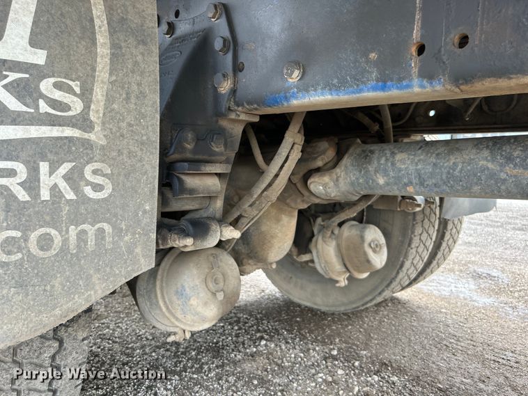 image for item EG1333 2009 Peterbilt  365 flatbed truck