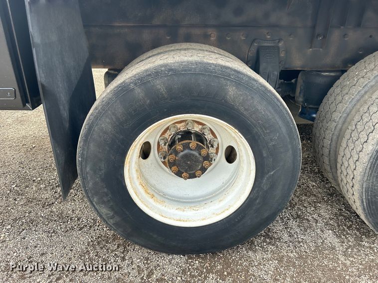 image for item EG1333 2009 Peterbilt  365 flatbed truck