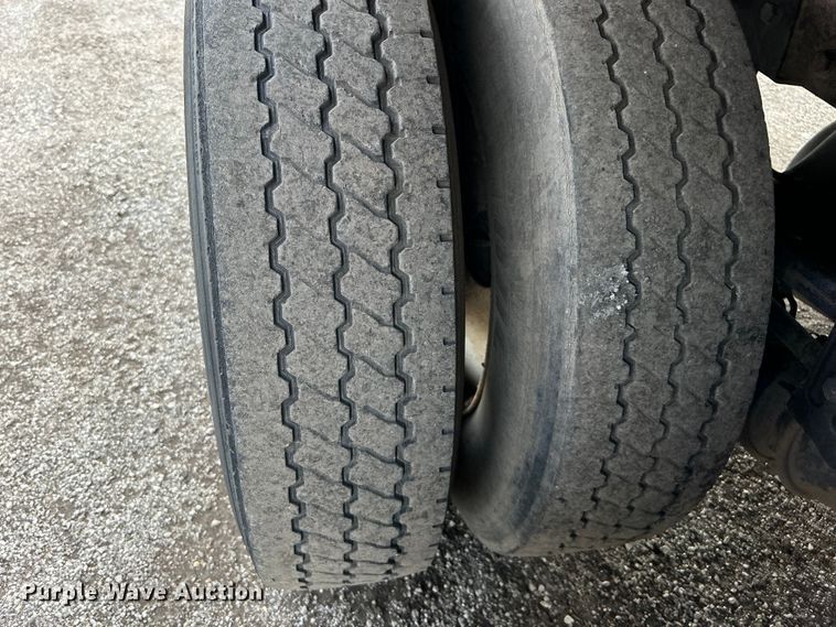 image for item EG1333 2009 Peterbilt  365 flatbed truck