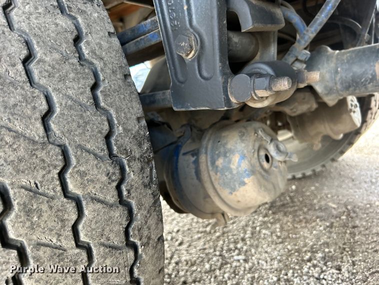 image for item EG1333 2009 Peterbilt  365 flatbed truck