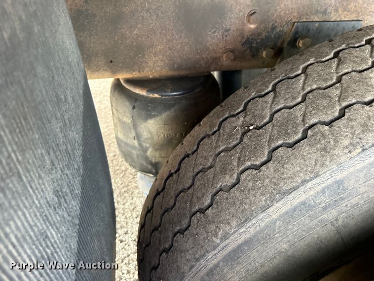 image for item EG1333 2009 Peterbilt  365 flatbed truck