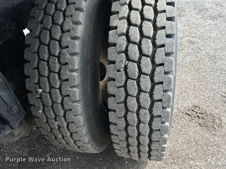 image for item EG1333 2009 Peterbilt  365 flatbed truck