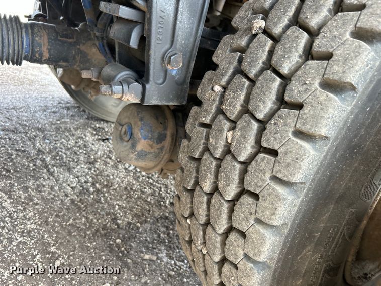 image for item EG1333 2009 Peterbilt  365 flatbed truck