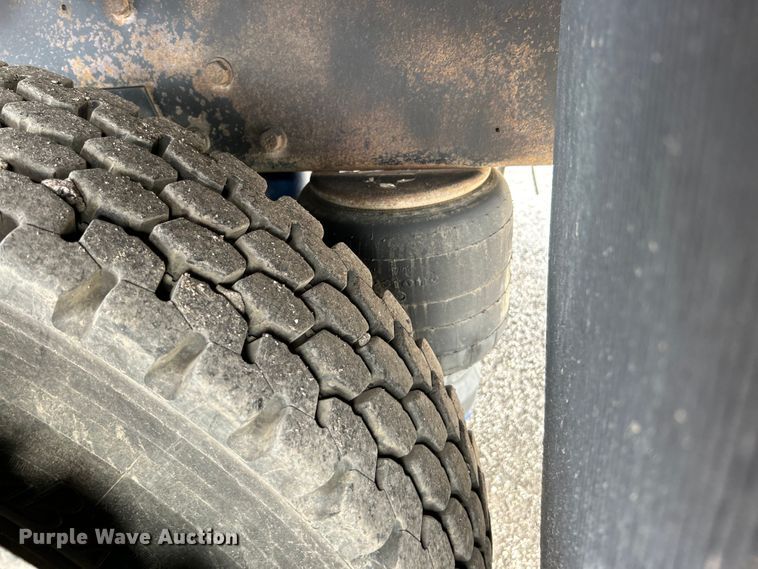 image for item EG1333 2009 Peterbilt  365 flatbed truck