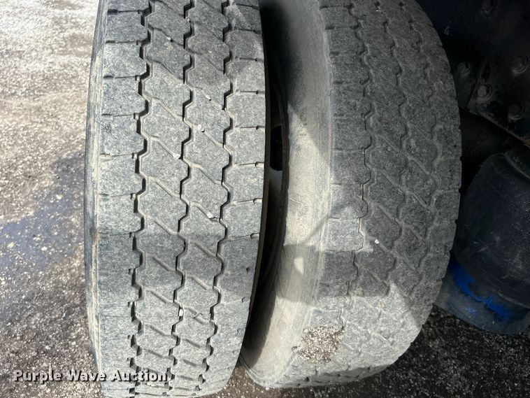 image for item EG1333 2009 Peterbilt  365 flatbed truck