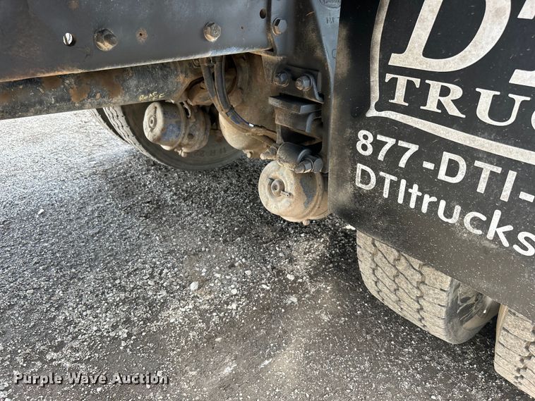 image for item EG1333 2009 Peterbilt  365 flatbed truck