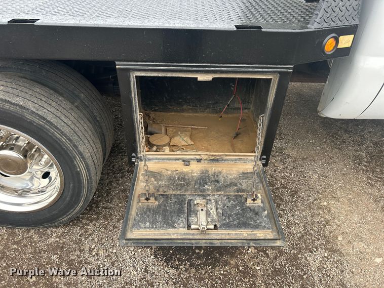 image for item EG1335 2000 Ford F550 Super Duty Crew Cab flatbed truck