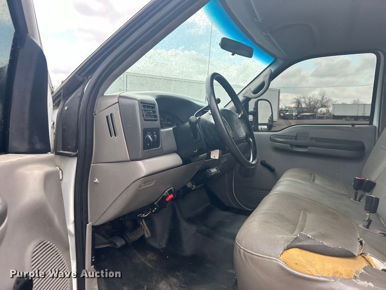 image for item EG1335 2000 Ford F550 Super Duty Crew Cab flatbed truck