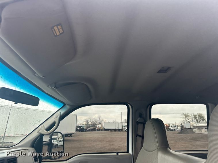 image for item EG1335 2000 Ford F550 Super Duty Crew Cab flatbed truck