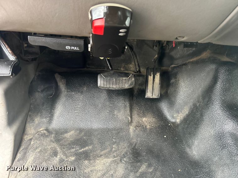 image for item EG1335 2000 Ford F550 Super Duty Crew Cab flatbed truck