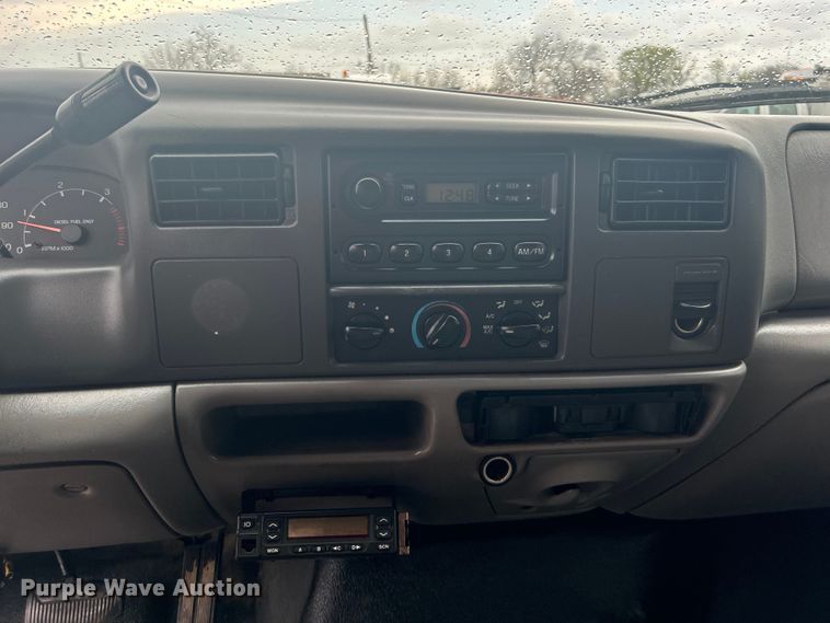 image for item EG1335 2000 Ford F550 Super Duty Crew Cab flatbed truck