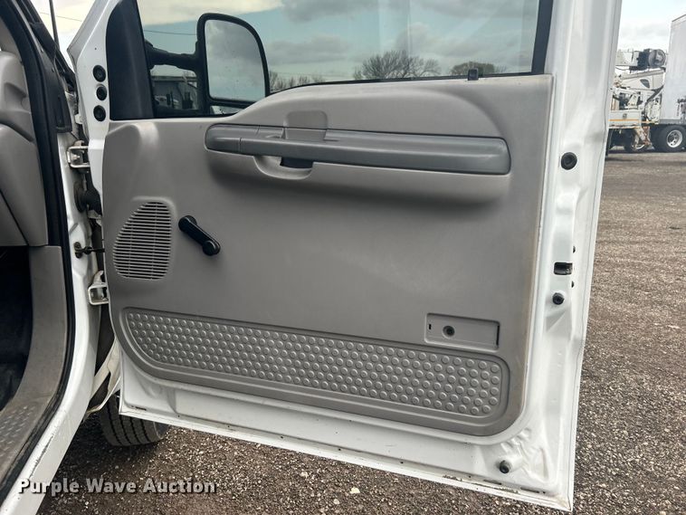 image for item EG1335 2000 Ford F550 Super Duty Crew Cab flatbed truck