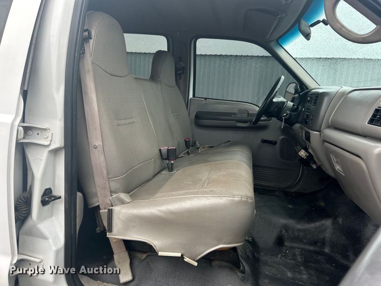 image for item EG1335 2000 Ford F550 Super Duty Crew Cab flatbed truck