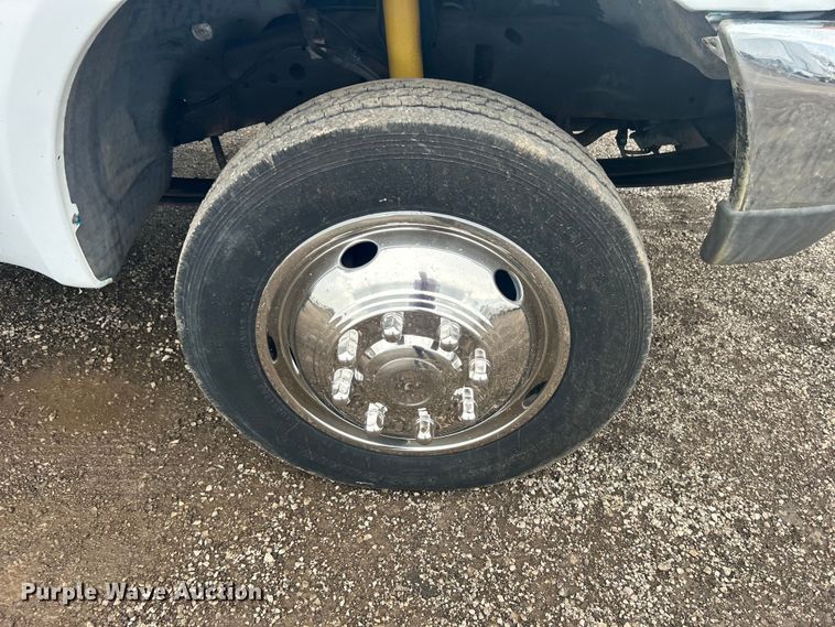 image for item EG1335 2000 Ford F550 Super Duty Crew Cab flatbed truck