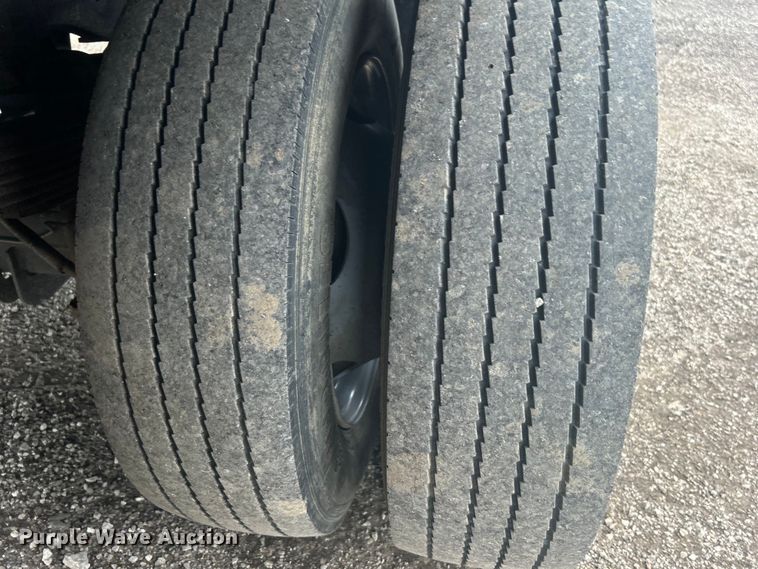 image for item EG1335 2000 Ford F550 Super Duty Crew Cab flatbed truck