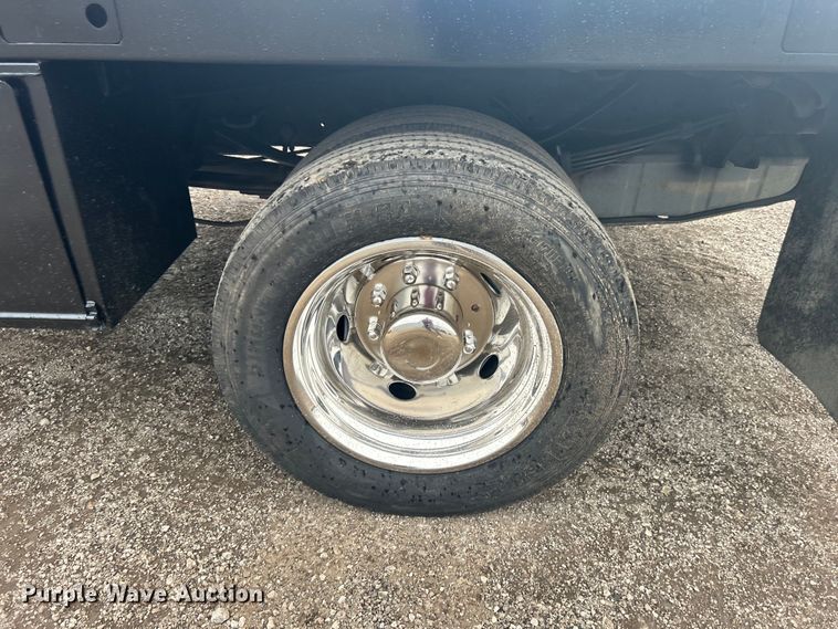 image for item EG1335 2000 Ford F550 Super Duty Crew Cab flatbed truck