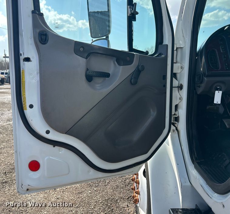 image for item EG1348 2005 Freightliner  Business Class M2 flatbed truck