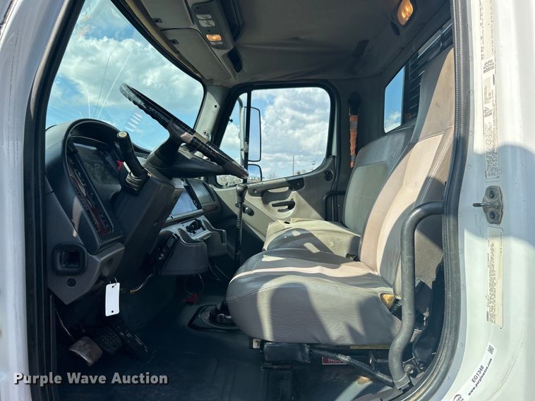 image for item EG1348 2005 Freightliner  Business Class M2 flatbed truck