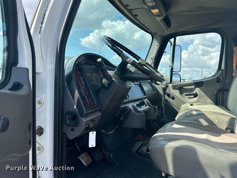 image for item EG1348 2005 Freightliner  Business Class M2 flatbed truck