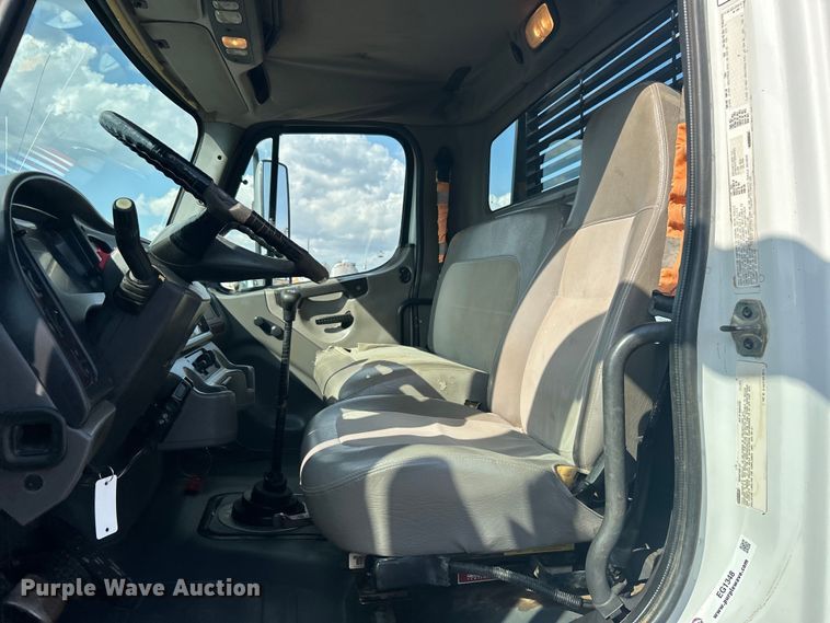 image for item EG1348 2005 Freightliner  Business Class M2 flatbed truck