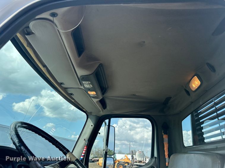 image for item EG1348 2005 Freightliner  Business Class M2 flatbed truck