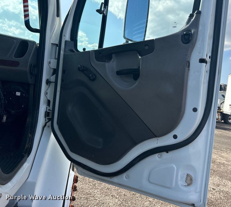 image for item EG1348 2005 Freightliner  Business Class M2 flatbed truck