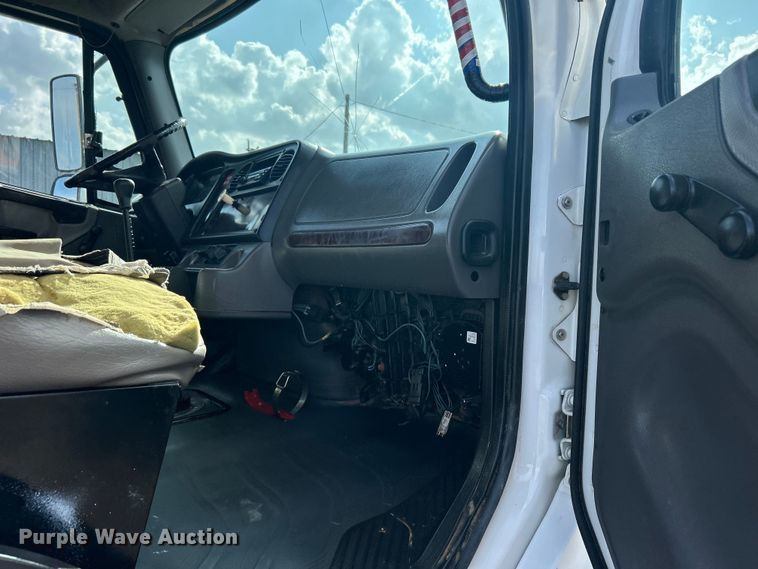 image for item EG1348 2005 Freightliner  Business Class M2 flatbed truck