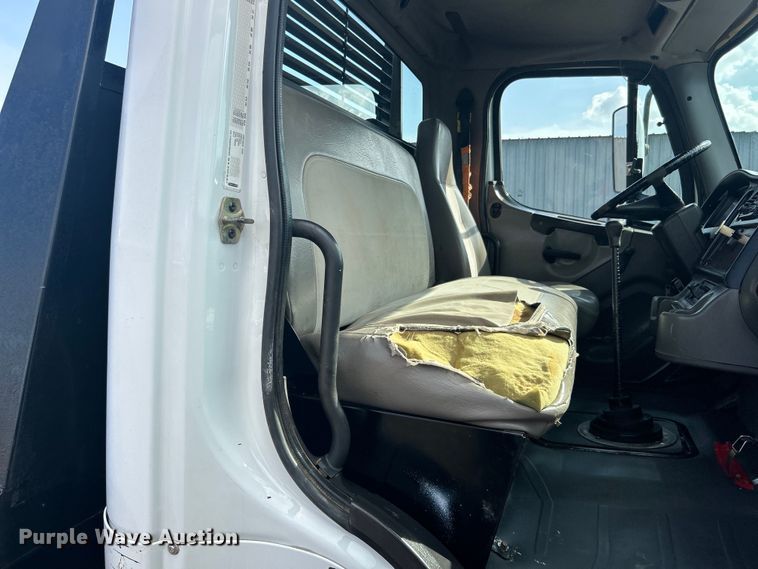 image for item EG1348 2005 Freightliner  Business Class M2 flatbed truck