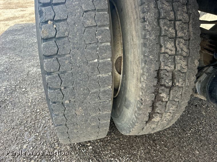 image for item EG1348 2005 Freightliner  Business Class M2 flatbed truck