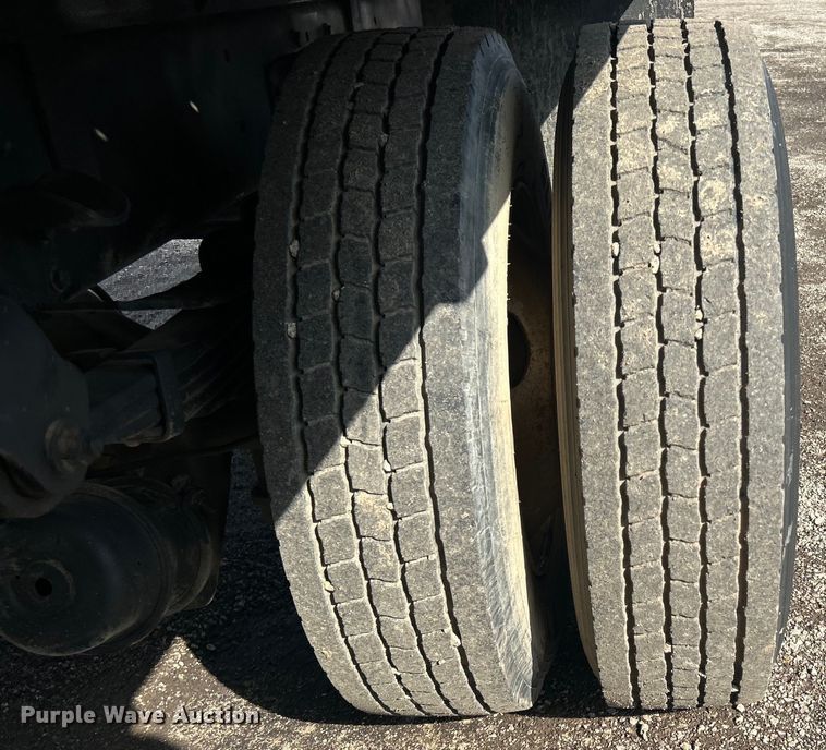 image for item EG1348 2005 Freightliner  Business Class M2 flatbed truck