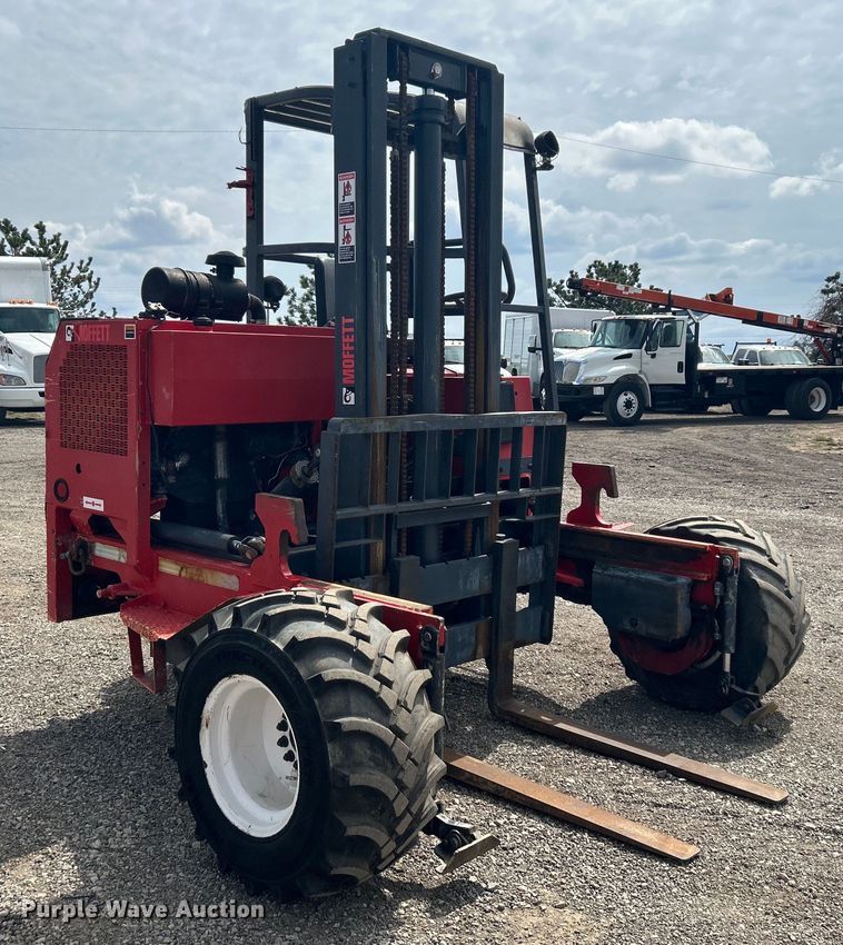 image for item EG1359 2004 Moffett M5500 forklift