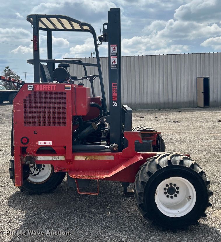 image for item EG1359 2004 Moffett M5500 forklift